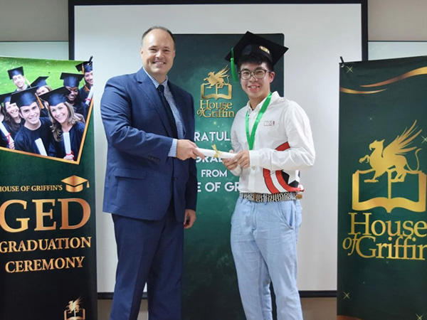 นักเรียนจบคอร์ส GED จาก House of Griffin